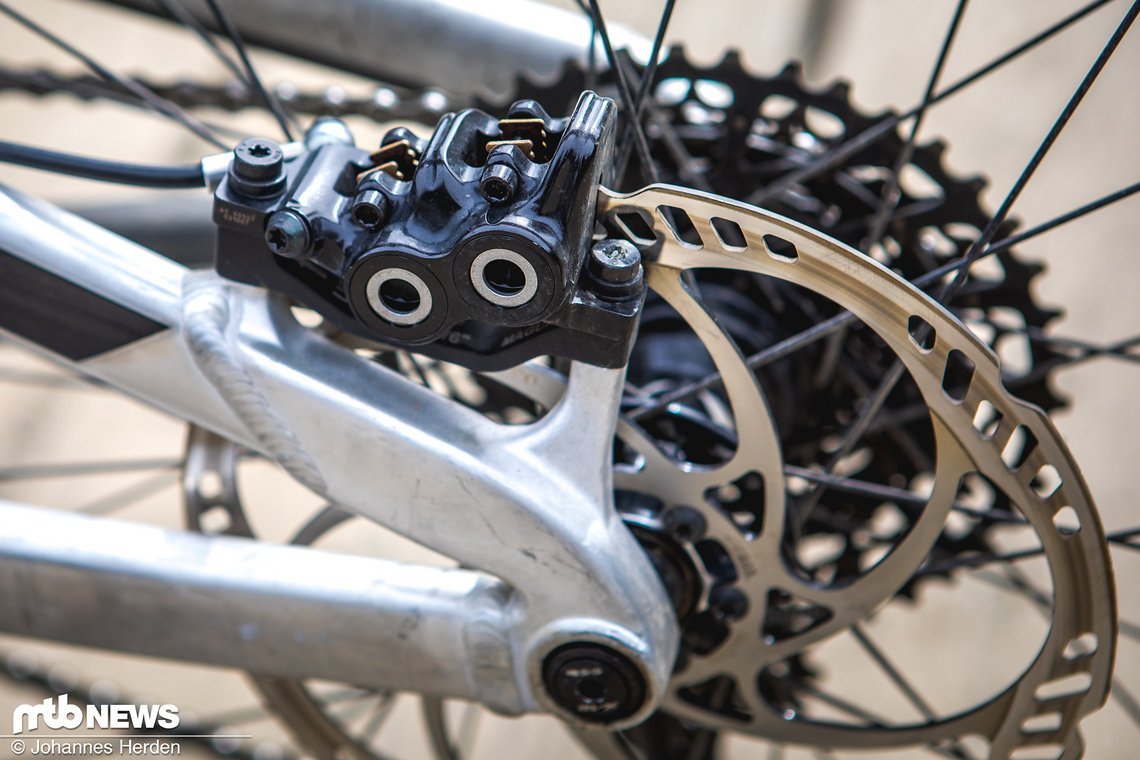 Für Verzögerung sorgt eine Magura MT5-Bremsanlage