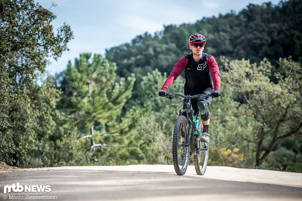 Dank des sehr treteffizienten FSR-Hinterbaus und dem 76,6° steilen Sitzwinkel stellen lange Anstiege und Transfers überhaupt kein Problem für das Specialized Enduro Pro 29 dar