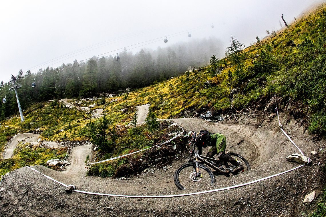 Flow Trail-Racing auf der zweiten Stage! Nach dem schmierigen Wiesen- und Waldstück im oberen Teil war der untere Teil geprägt von Kurven und Rollers