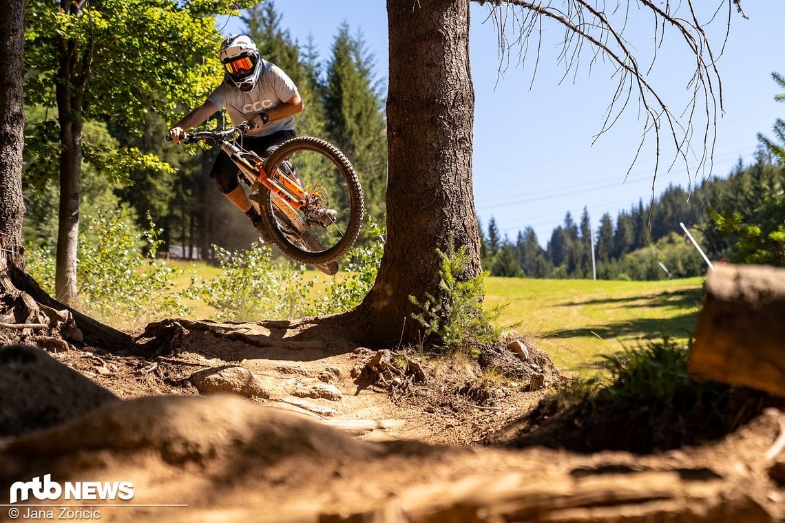 Vollgas-Action mit dem Kask Defender im Bikepark Lac Blanc.