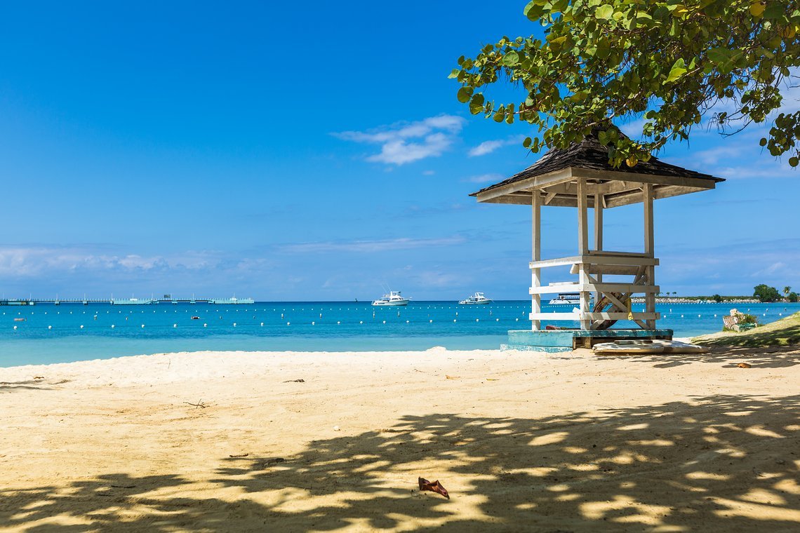 Strand in Ocho Rios - ein Ort an dem man nach dem biketrip seine Seele und Beine baumeln lassen kann