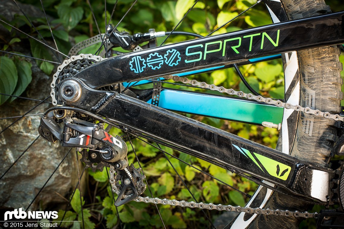 ...und 7-fach Downhill-Antrieb von SRAM übertragen Stevies Tretkräfte.