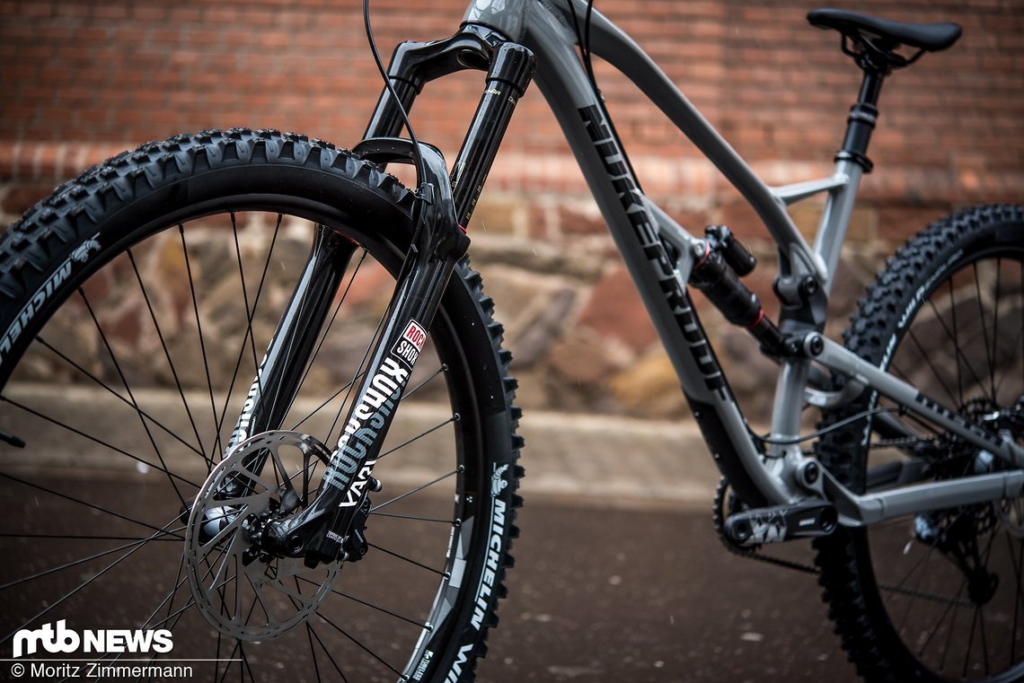 Die RockShox Yari RC-Federgabel an der Front stellt 160 mm Federweg zur Verfügung.