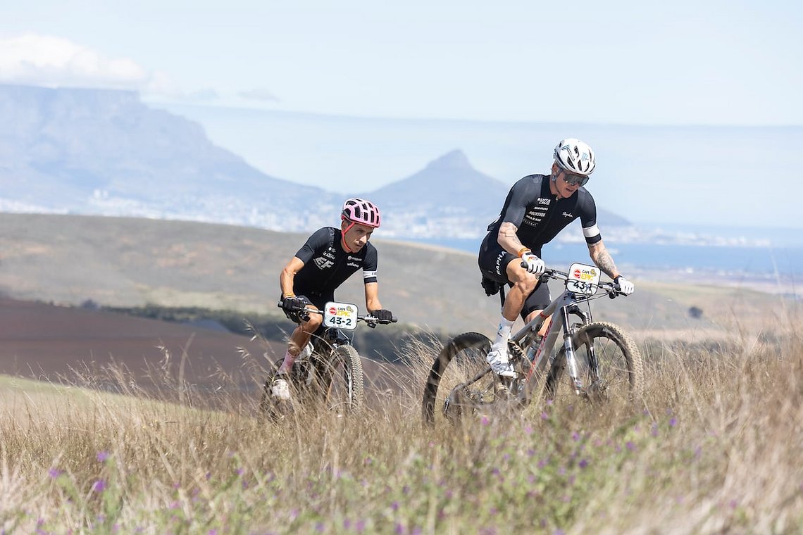 Keegan Swenson und Lachlan Morton aus den USA setzten früh eine der ersten Bestmarken für die folgenden Top-Teams