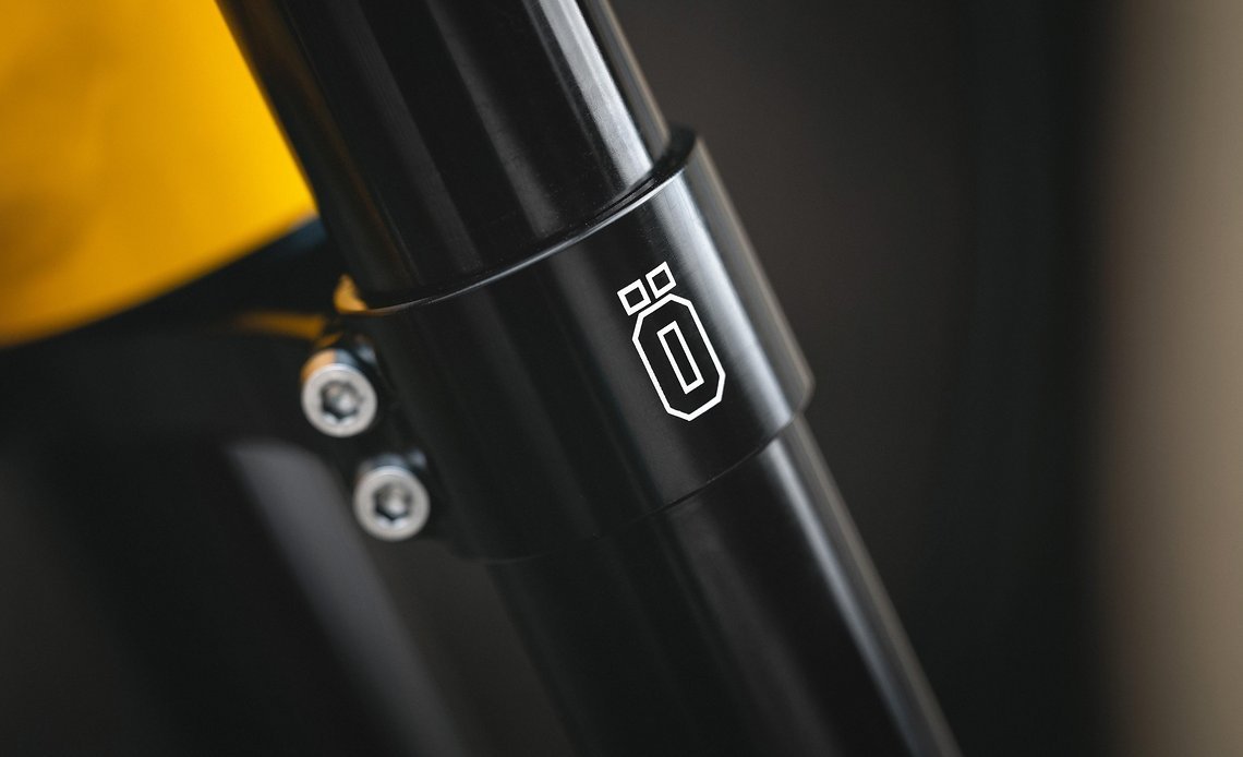 200 mm Federweg stellt die Öhlins DH38 Air TTX 18 bereit.