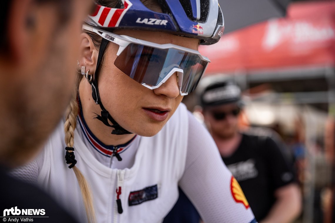 Evie Richards richtet den Blick nach vorn