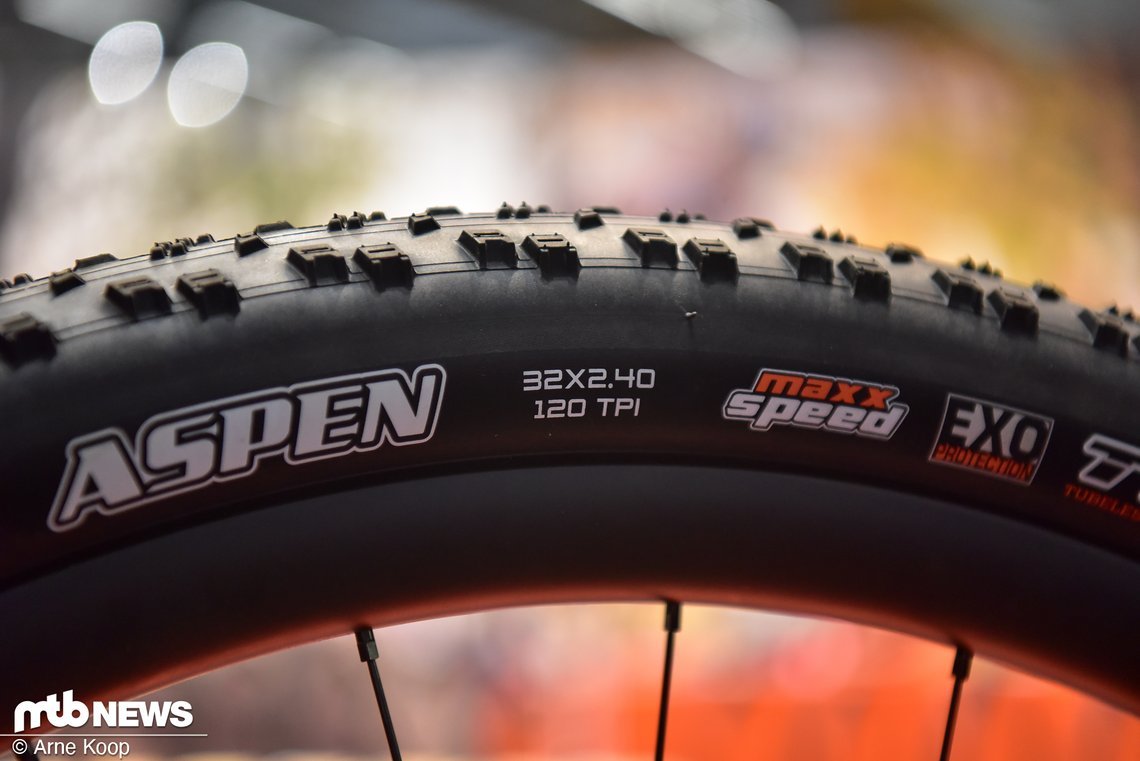 Es scheint Wirklichkeit zu werden. Auf dem Maxxis Aspen-Reifen prangt gut sichtbar die 32. Diese steht für 32".