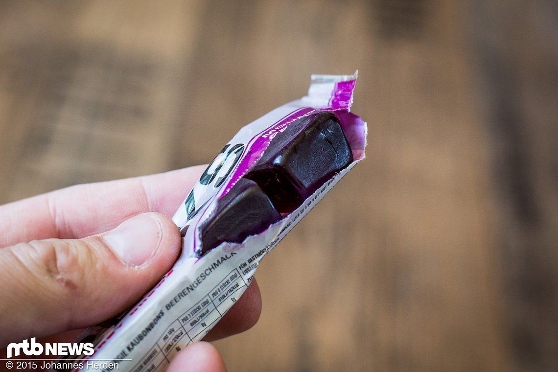 Die Verpackung lässt sich seitlich aufreißen, sodass man einhändig die Bloks einzeln herausdrücken kann