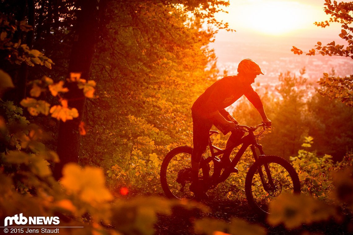 Auf dem Weg zur verdienten Feierabendrunde in den letzten Sonnenstrahlen des langen Herbstes