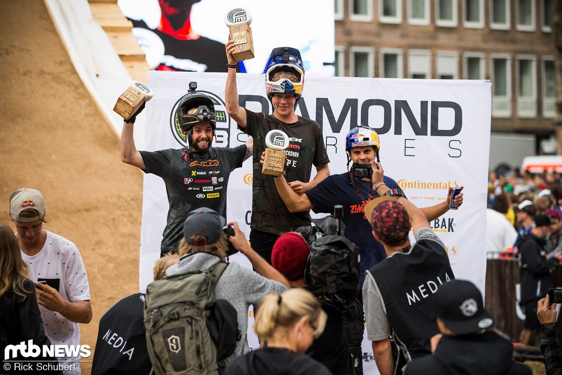 Das Podium der FMB Worldtour Gesamtwertung mit Nicholi Rogatkin, Emil Johansson und Szymon Godziek
