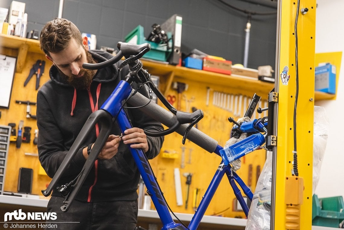 Mitarbeiter Jens wird auch als „Vater des Argon GX“ bezeichnet – und kümmert sich hier gerade – natürlich – um ein Argon GX Gravel-Bike.