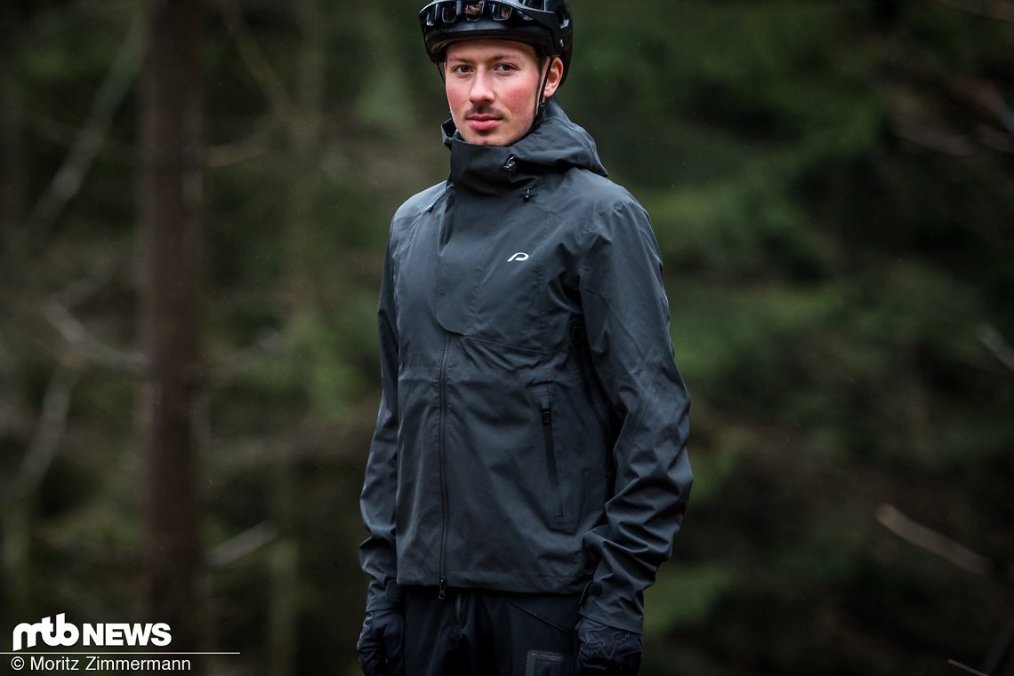 Die Protective P-Rain Carve-Jacke soll schlechtem Wetter keine Chance geben und sowohl auf als auch abseits des Trails eine gute Figur machen