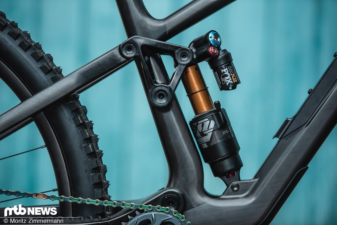 An unserem Testbike wird ein Luftdämpfer von der im Ruhrpott gefrästen Alu-Umlenkwippe aktiviert