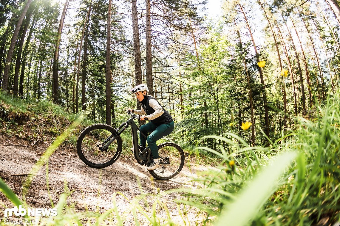 Natasza nimmt den Anstieg auf dem E-Bike in Angriff.