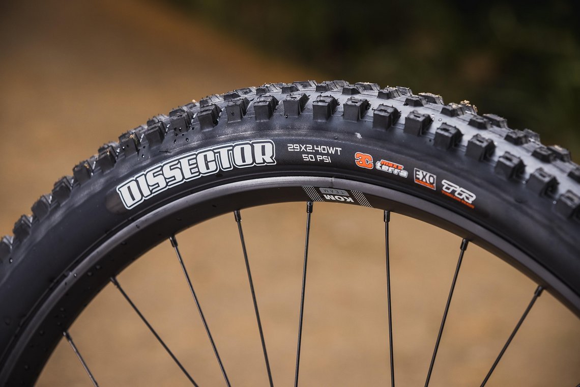 Bei den Pneus kommt das Gummi von Maxxis zum Einsatz – vorne und hinten soll der Dissector für Grip sorgen.