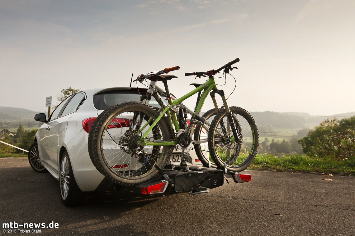 Zwei Bikes finden schnell und sicher ihren Platz auf dem Kupplungsträger und sind bereit für das nächste Abenteuer.