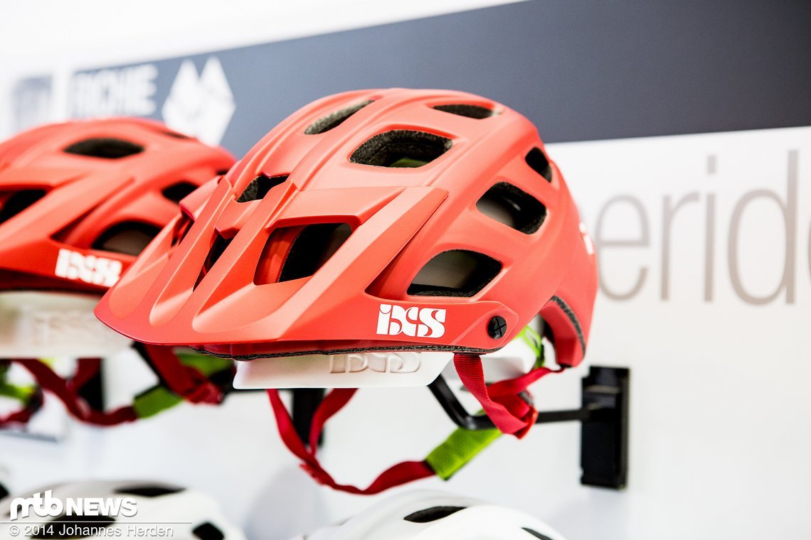 Ein scharfes Rot für den iXS Trail RS Helm