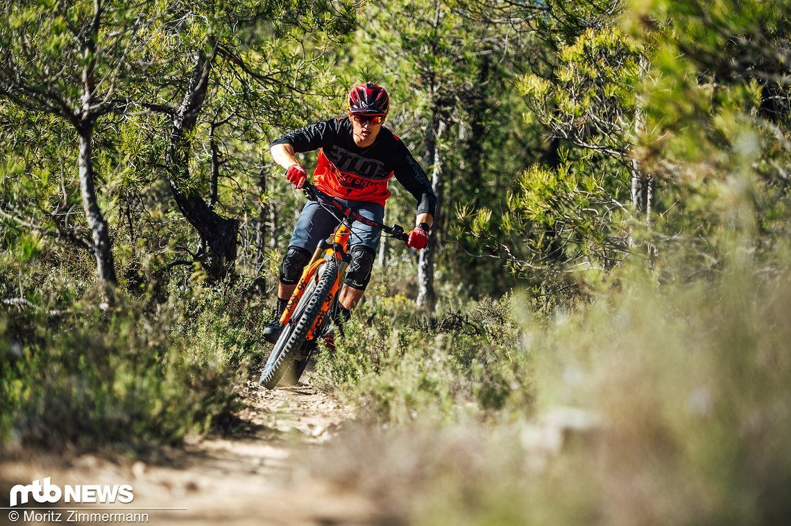 Die Helme und Outfits von Troy Lee Designs erfreuen sich vor allem bei Rennfahrern größter Beliebtheit, machen aber auch im alltäglichen Trail-Einsatz eine gute Figur