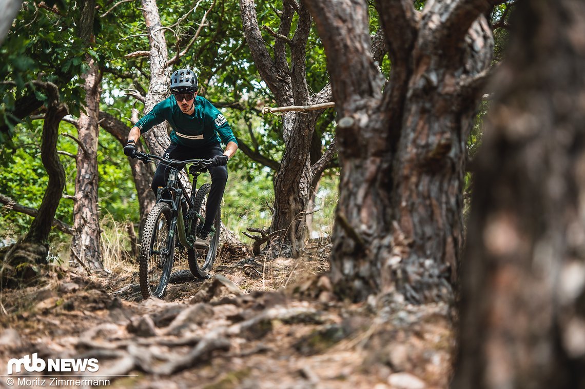 Der Hinterbau fühlt sich nach mehr als den angegebenen 130 mm Federweg an und sorgt für eine ausgezeichnete Downhill-Performance.