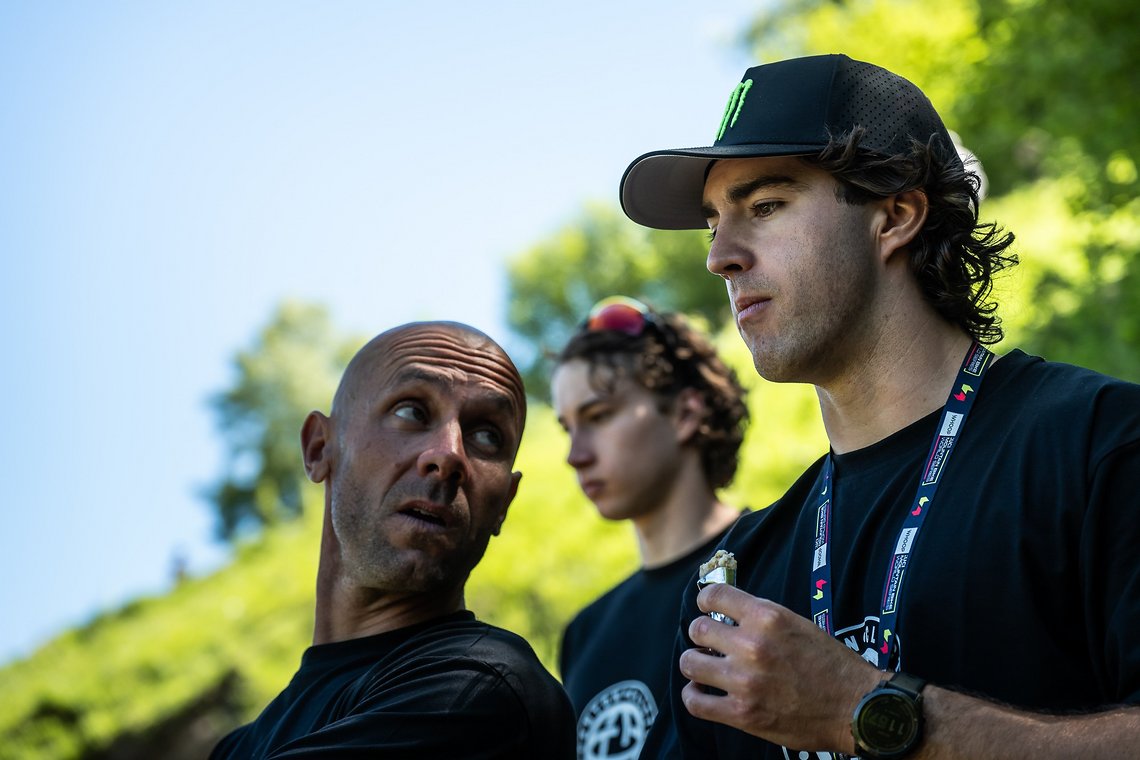 Wie viele Kalorien der Müsliriegel von Luca Shaw hat, konnten wir leider nicht in Erfahrung bringen, doch Fabien Barel scheint mit dem Nutri-Score nicht gerade glücklich gewesen zu sein …