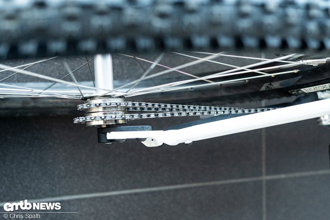 Retrodirekt-Antrieb mit zwei Gängen – je nach Tretrichtung – ein Bike mit Seilzug-Stabilisierung fürs High Velocity Research – der junge Mann ist erst 21 – wir freuen uns jetzt schon auf die nächsten Kreationen!