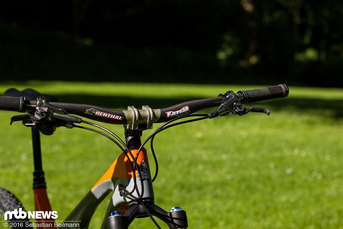 Aufgeräumtes Renthal Carbon-Cockpit