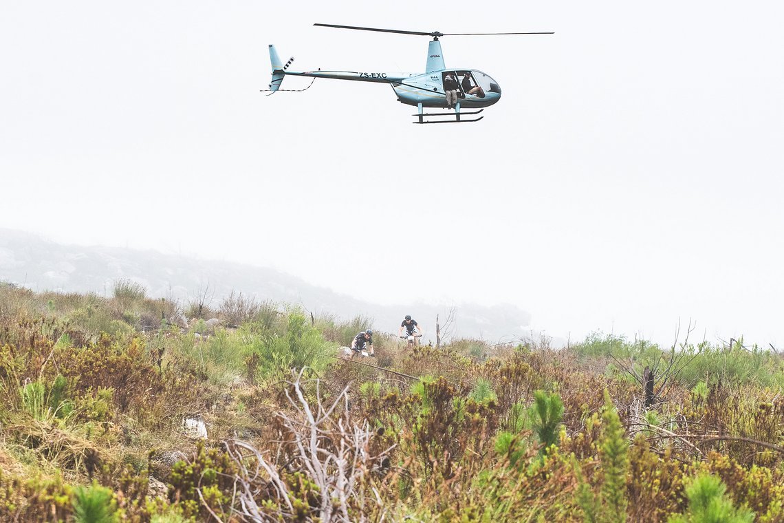 Die Trails hier machen Bock und zwischenzeitlich wusste ich nicht mehr, ob wir Zweiter sind oder Erster, der Helikopter war ständig bei uns.