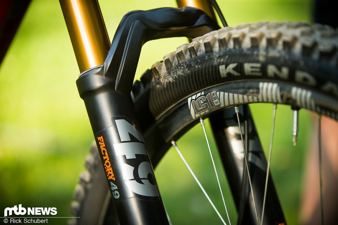 e*thirteen stellt die LG1 Race Carbon-Felgen, die mit silbernen Speichen auf …