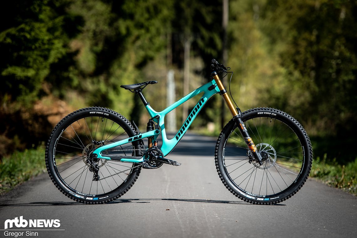 Mit dem Propain Rage CF 29 hat der deutsche Versender ein durchaus konkurrenzfähiges 29"-Downhill-Racebike im Angebot