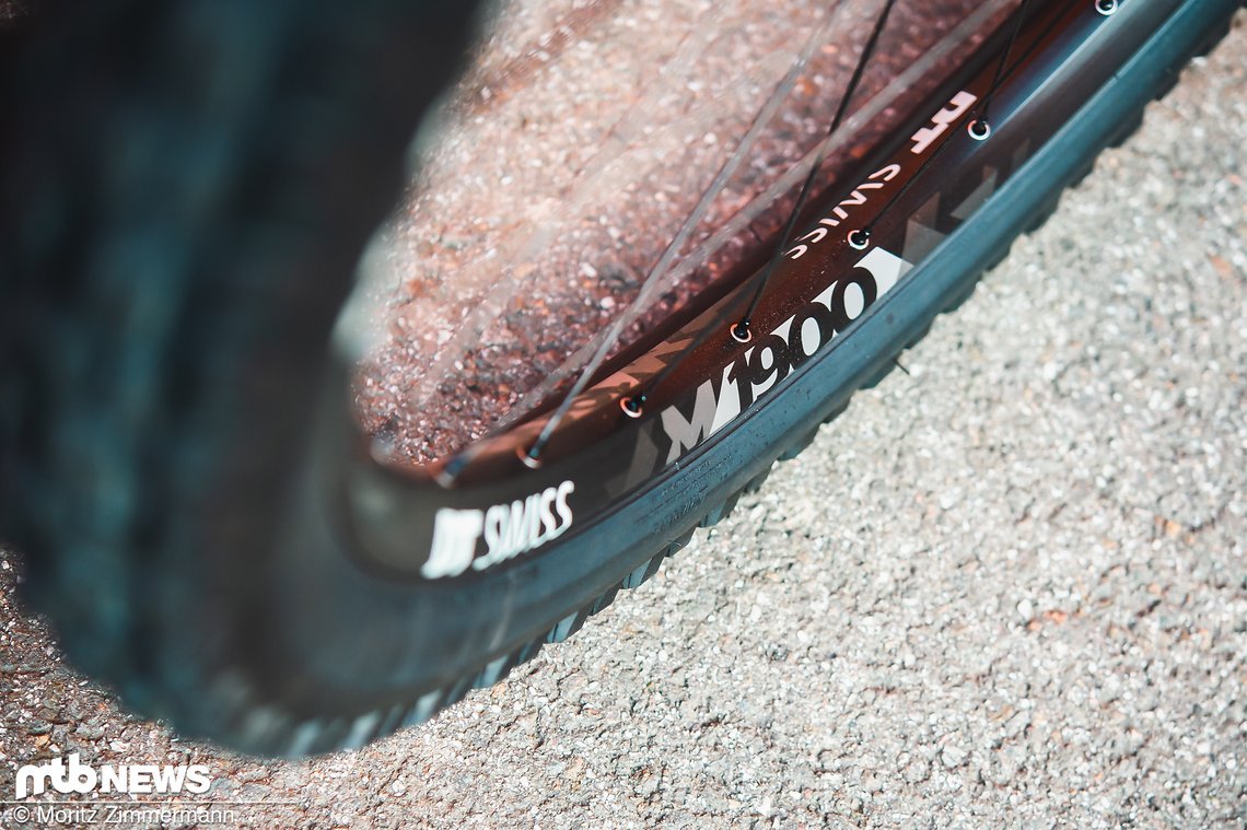 Die DT Swiss M1900-Laufräder sorgen in Kombination mit der Maxxis-Bereifung für jede Menge Grip.