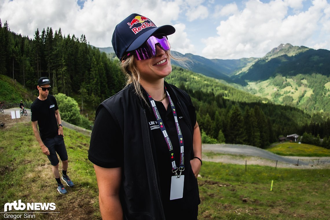 Jess Blewitt kennt sich mit technischen Linien bestens aus, ist aber auch im Bike Park voll in ihrem Element.