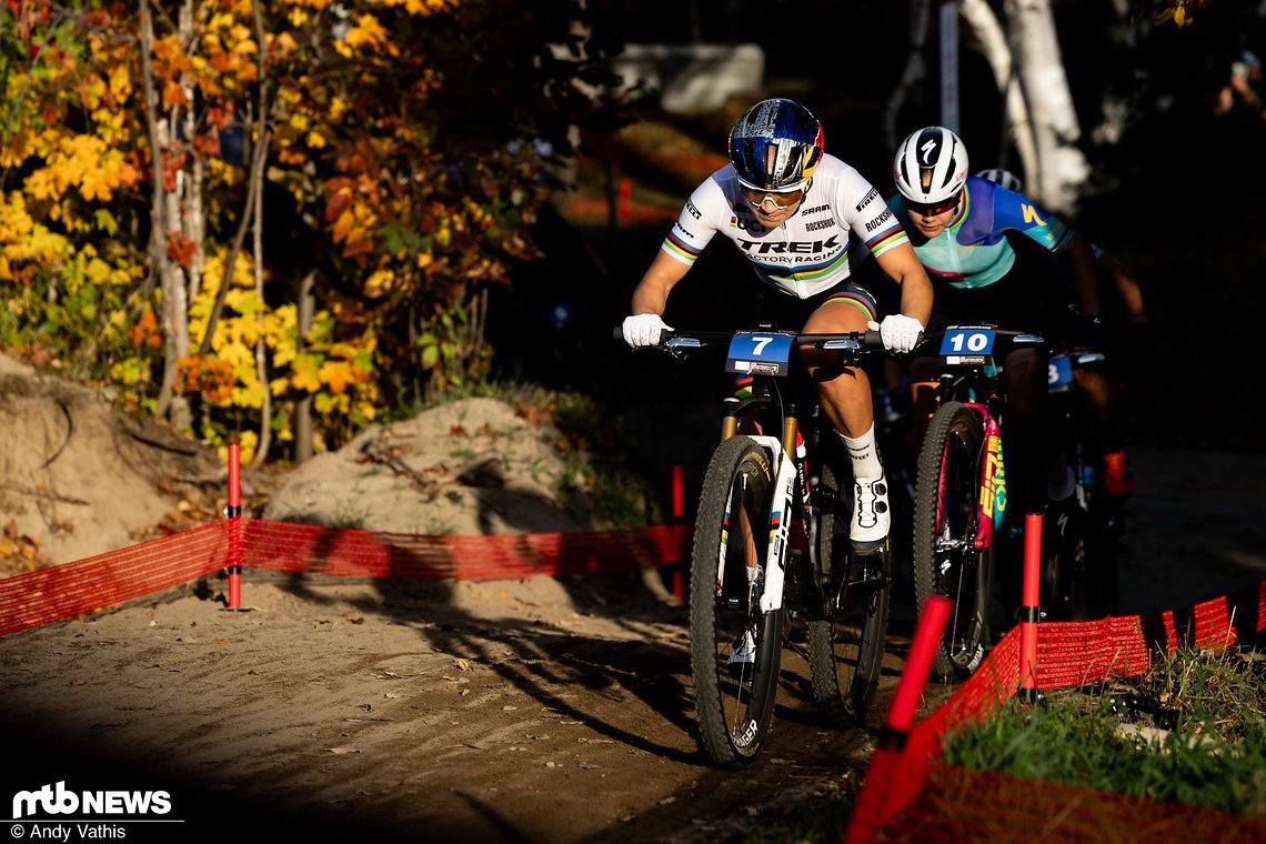 Die Short Track-Weltmeisterin Evie Richards fuhr ebenfalls immer an vorderster Front und positionierte sich bestmöglich für den Zielsprint.