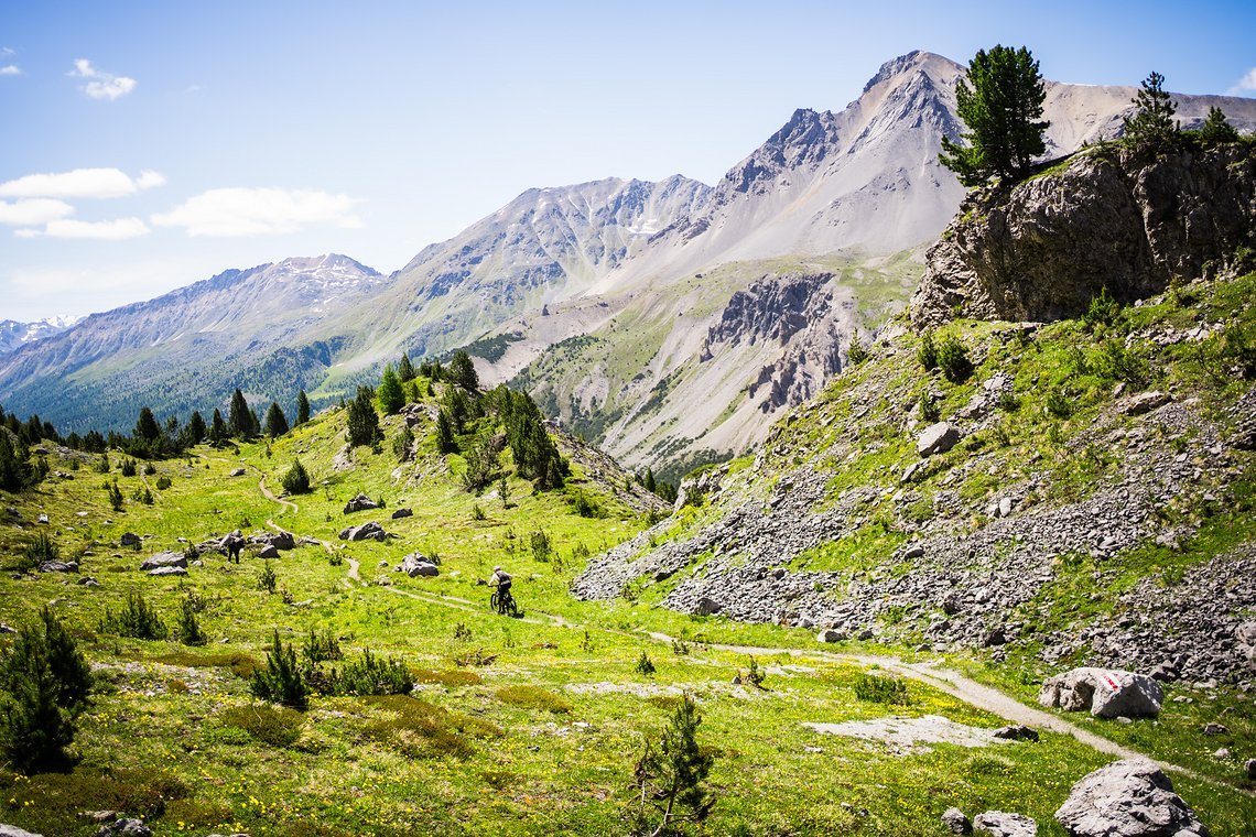 07 - Im Laufe des ersten Tages entdecken wir das Val Mustair  Hier starter Ines in die erste Stage, oberhalb des Ofenpass  - Foto (c) Max Schumann jpg