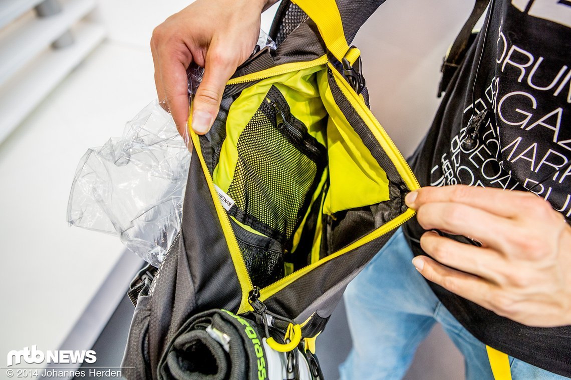 Seitlicher Zugriff auf Werkzeug-Sektion und Co. Insgesamt bietet der leichte Enduro-Rucksack 4 Liter Inhalt