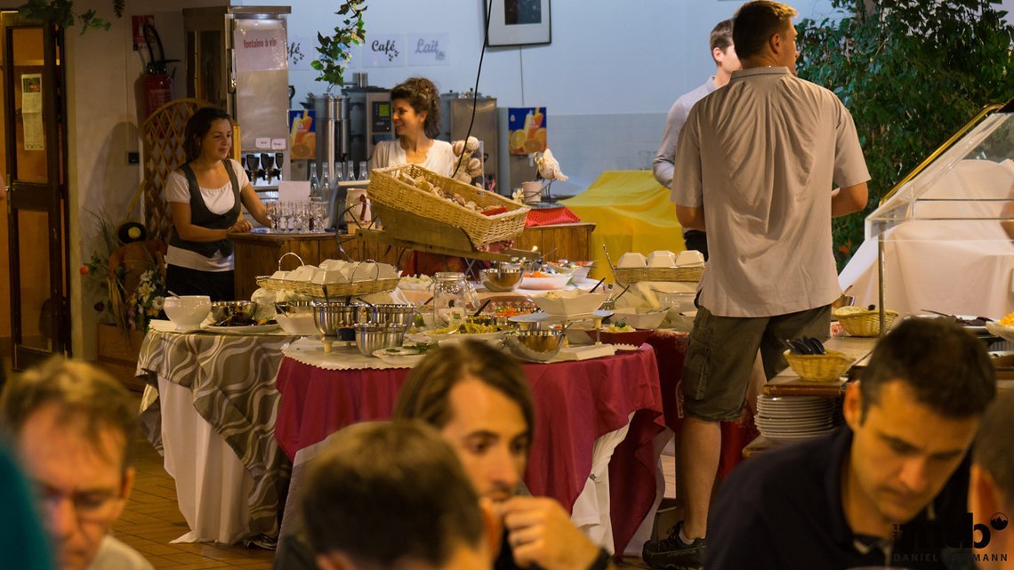 Die versammelte Mannschaft trifft sich zum Abendessen am Buffet.