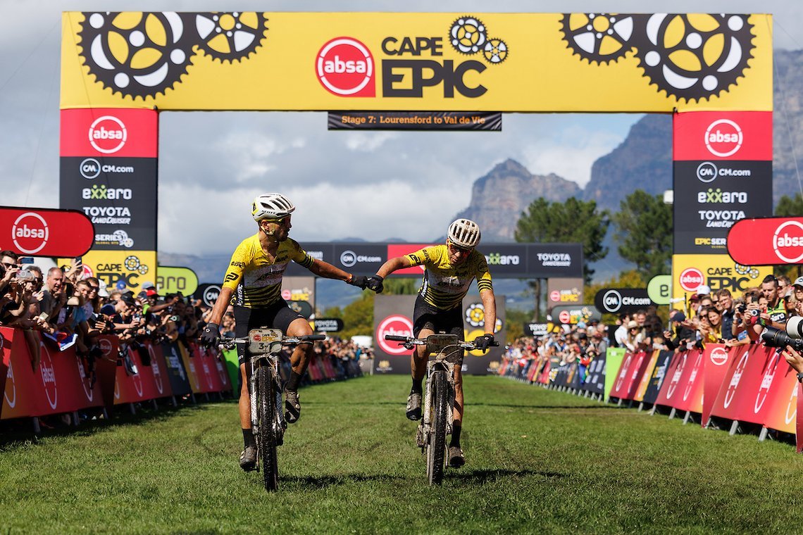 Nino Schurter und Andri Frischknecht im Ziel
