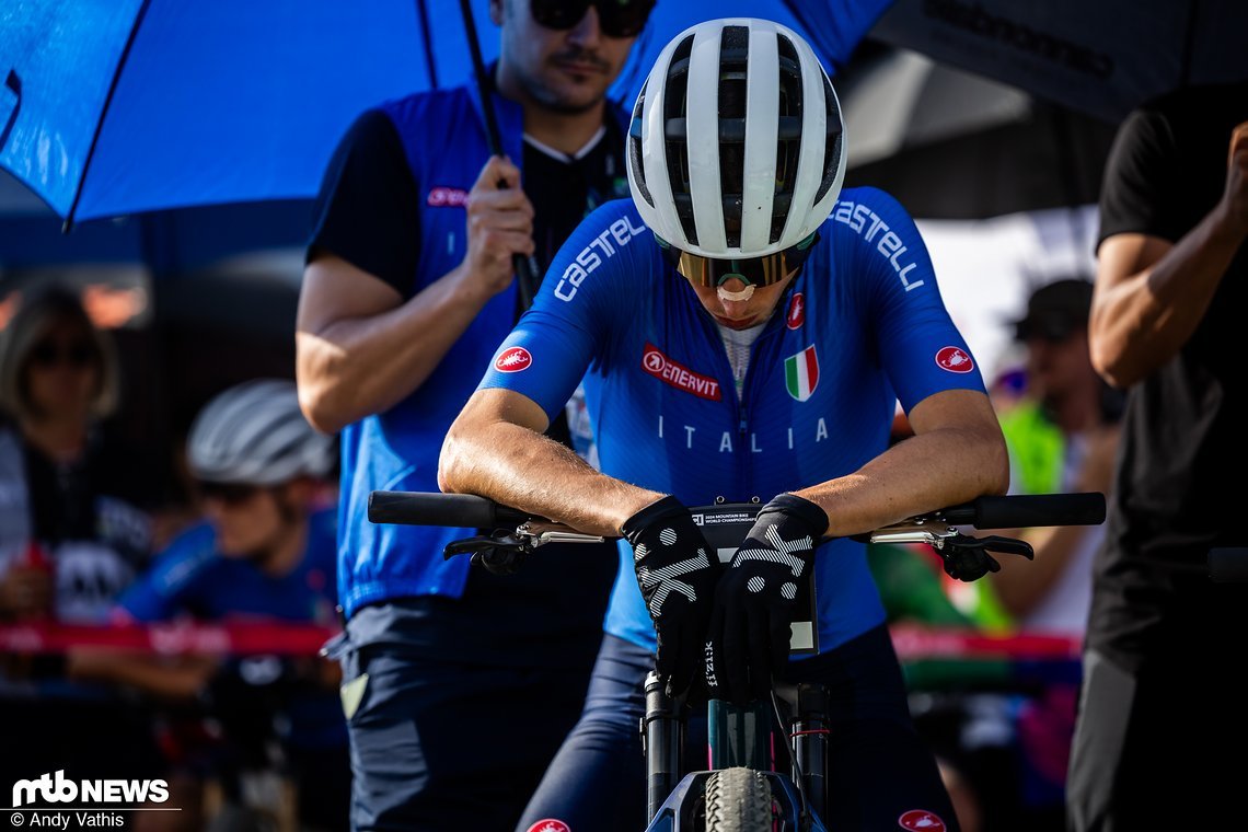 Luca Braidot geht nochmal in sich, bevor der Startschuss zum großen Short Track-Finale der Herren fällt.