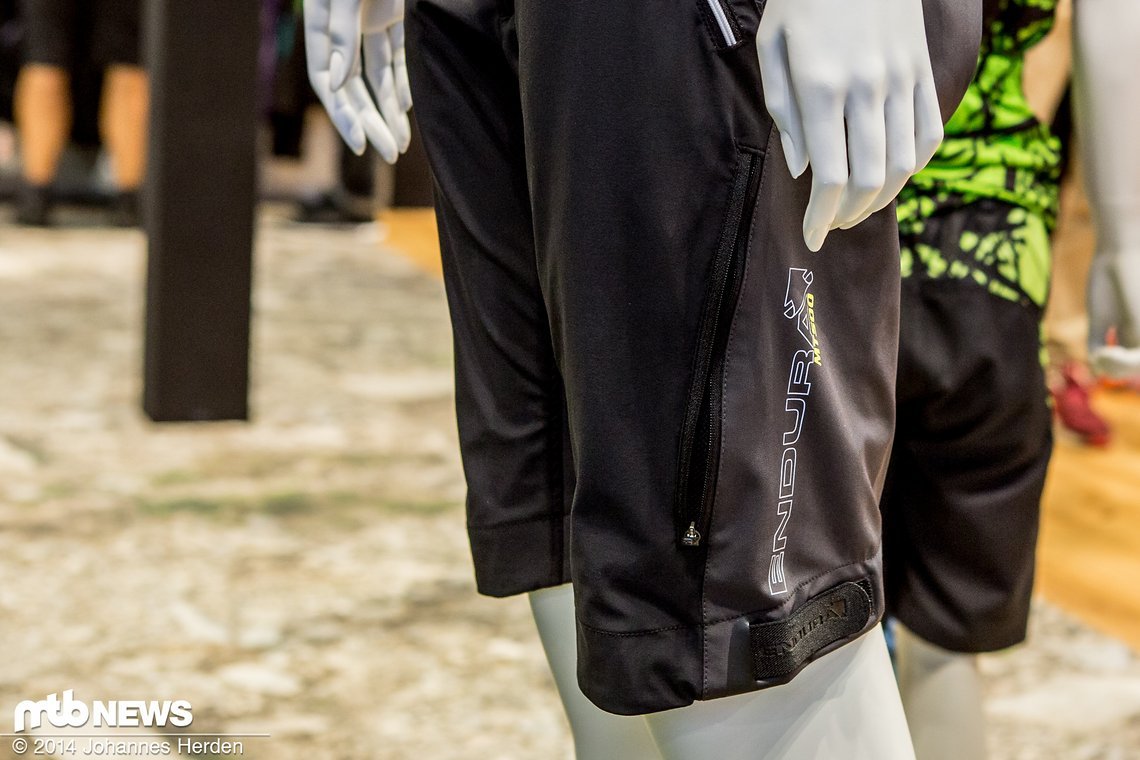 Kleine Bundweiteneinstellungen an der Hose sorgen für ideale Anpassungsfähigkeit. Ein Belüftungsreißverschluss zieht sich über die gesamte Seite der Hose