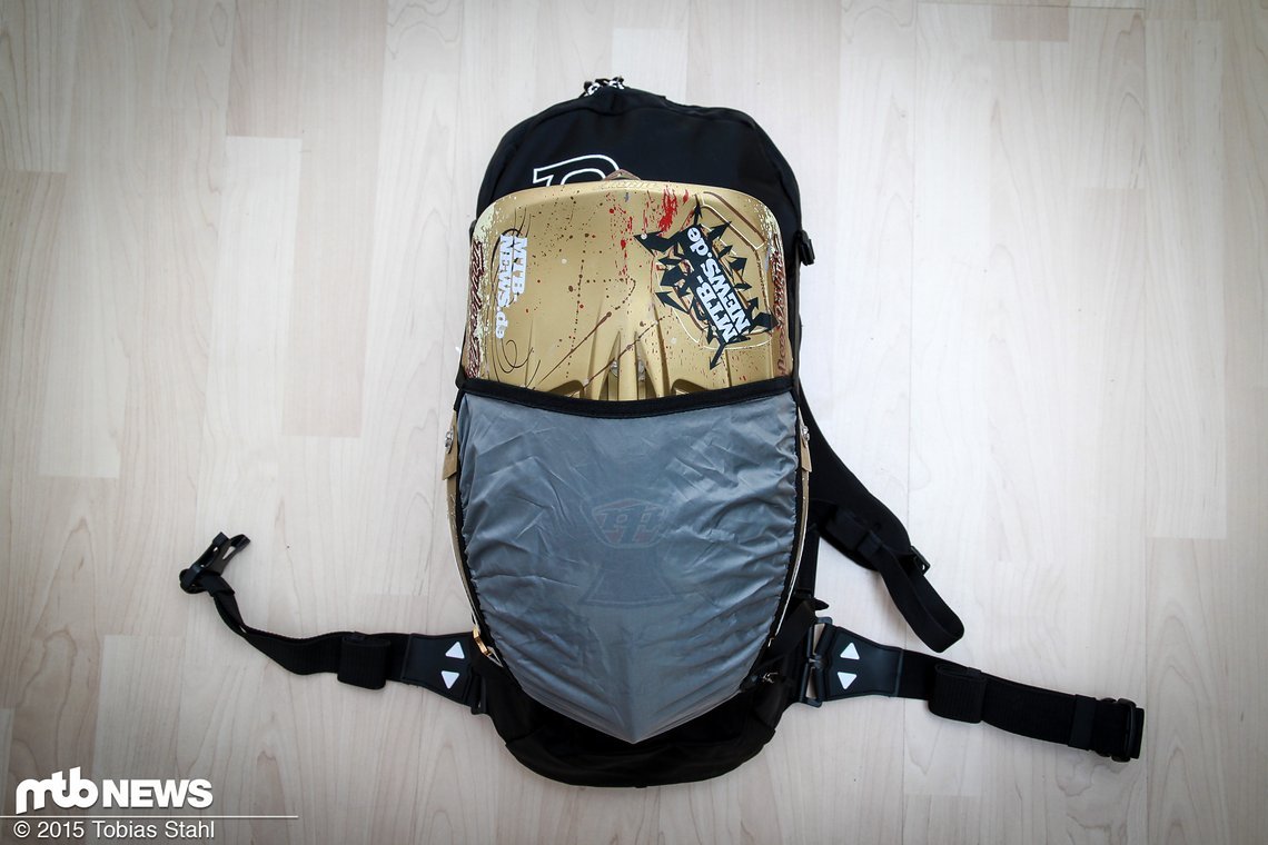 Packt den Fullface: Die Helmhalterung ist elastisch ausgeführt und somit für verschiedenste Helme geeignet