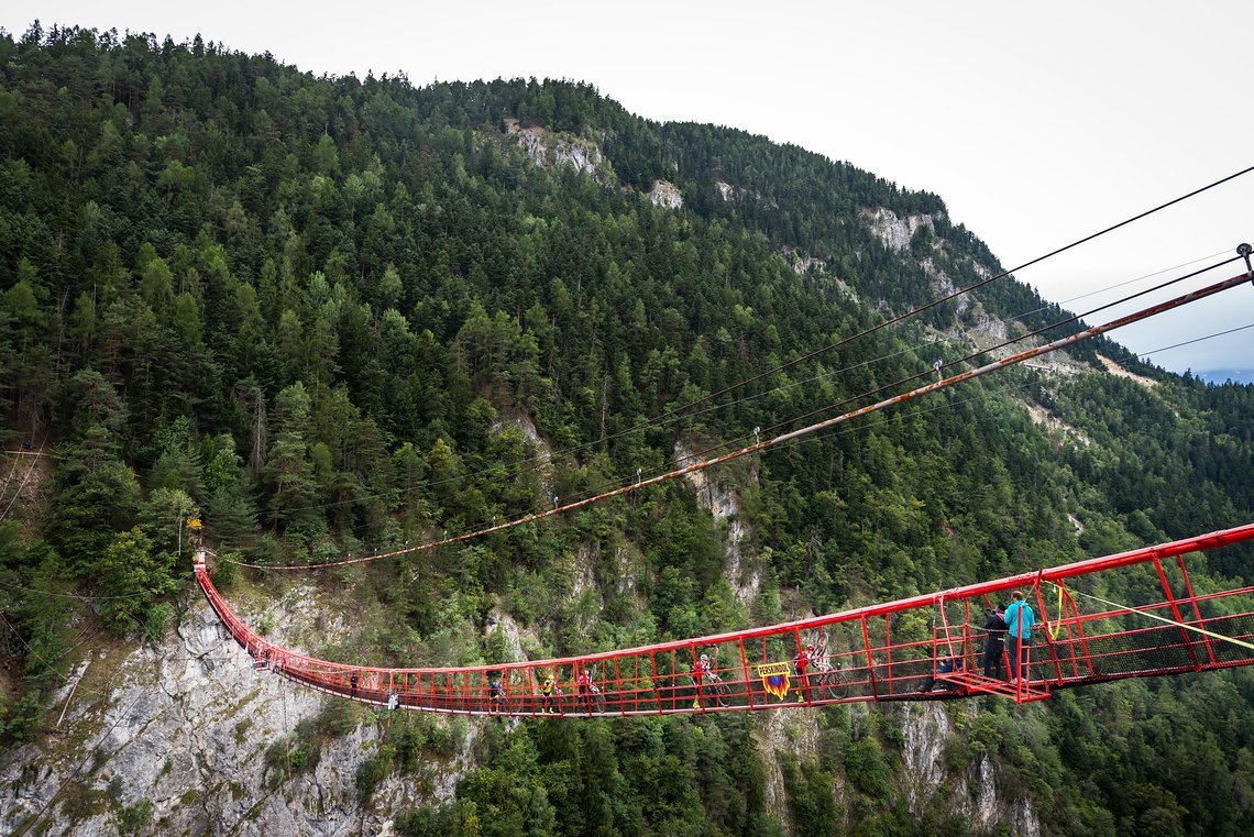 Das absolute Highlight des Tages: Die höchste Bungee-Hängebrücke Europas sorgte für wackelige Beine beim Überqueren Das absolute Highlight des Tages: Die höchste Bungee-Hängebrücke Europas sorgte für wackelige Beine beim Überqueren