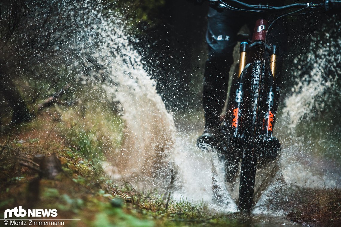 Trockene und warme Füße trotz Regen, Schnee und tiefen Pfützen auf dem Trail. Wasserdichte Socken machens möglich.