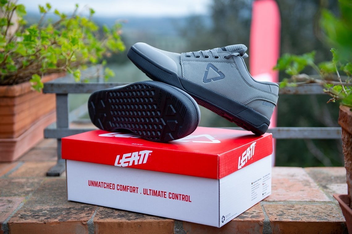 Der Leatt 2.0 Flat soll den Style eines Sneakers mit der Funktion eines MTB-Schuhs kombinieren.