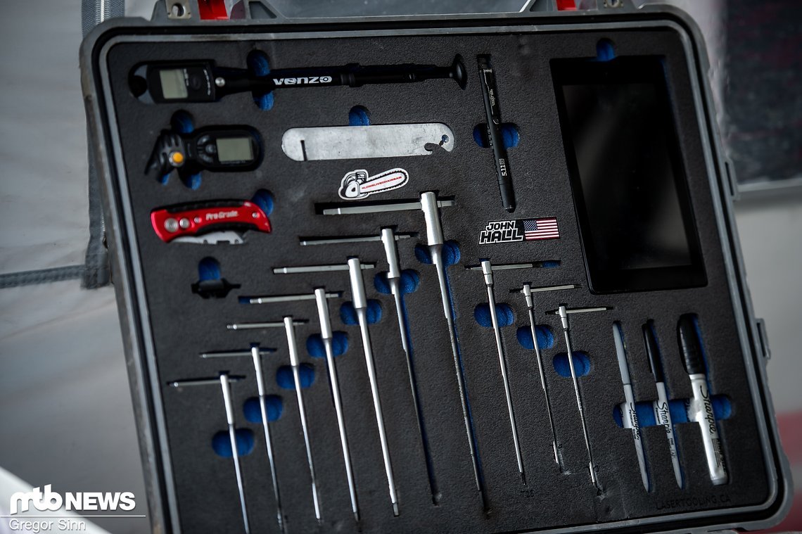 Der Mechaniker von Aaron Gwin hat nicht nur viele edle Tools dabei, sondern auch ein Tablet … was da wohl drinsteht?