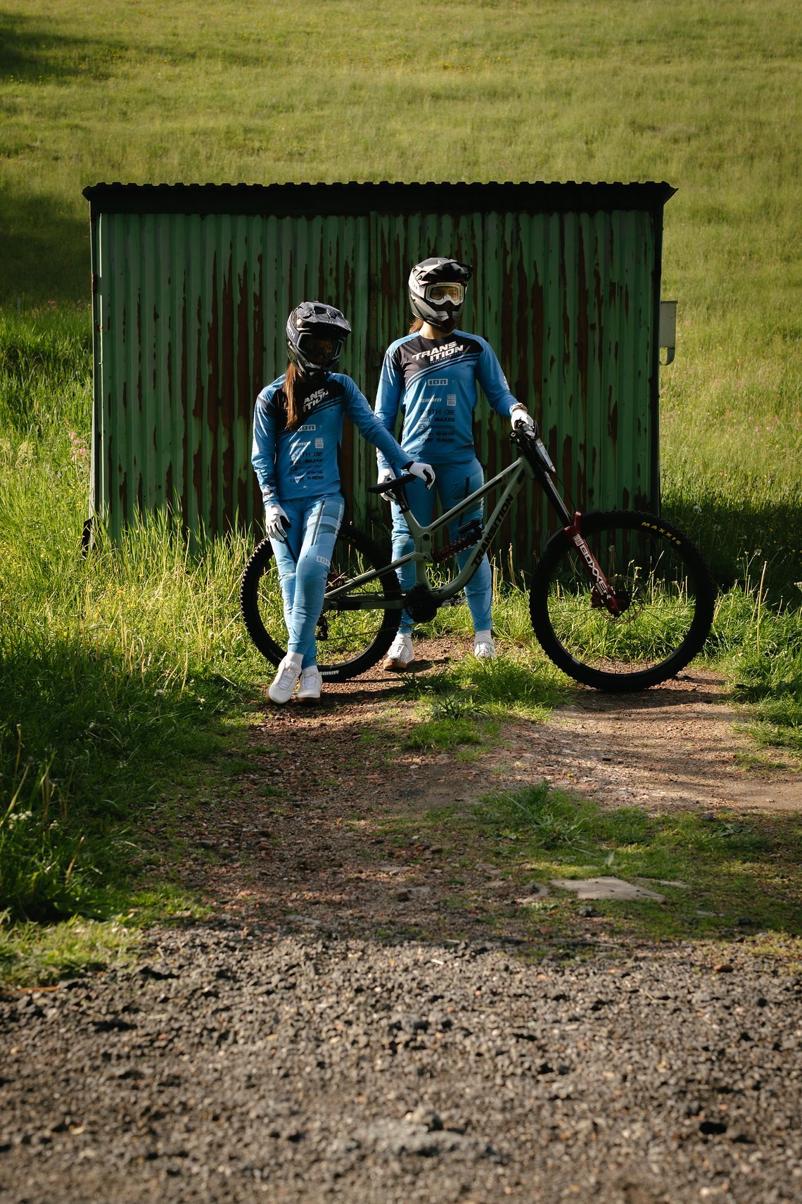 Die ION SCRUB AMP BAT Kollektion soll den höchsten Ansprüchen im Mountainbike-Sport gerecht werden und wurde in zusammenarbeiten mit dem Transition Factory Racing Team entwickelt.