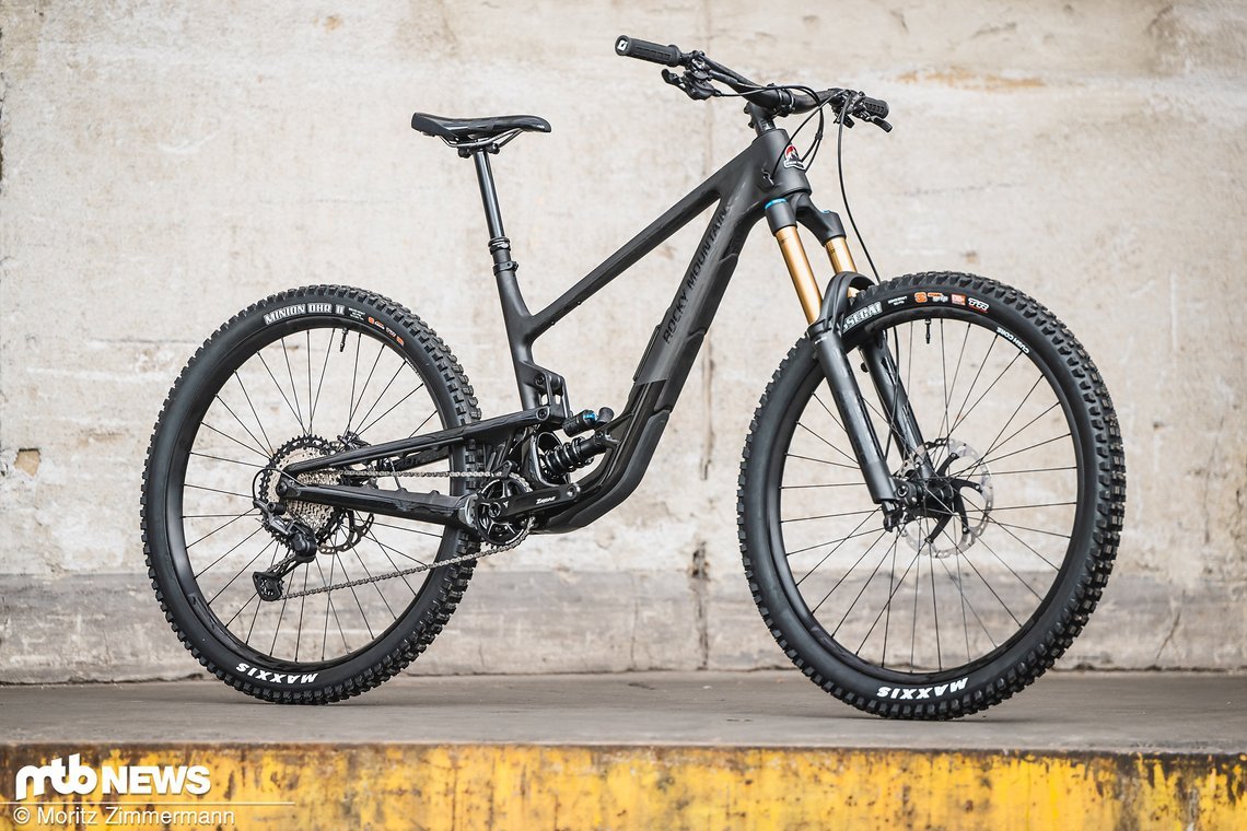 Rocky Mountain bietet das Altitude in verschiedenen Ausstattungsvarianten mit Carbon oder Aluminium-Rahmen für Preise zwischen 5.200 € und 8.400 € zum Kauf an.