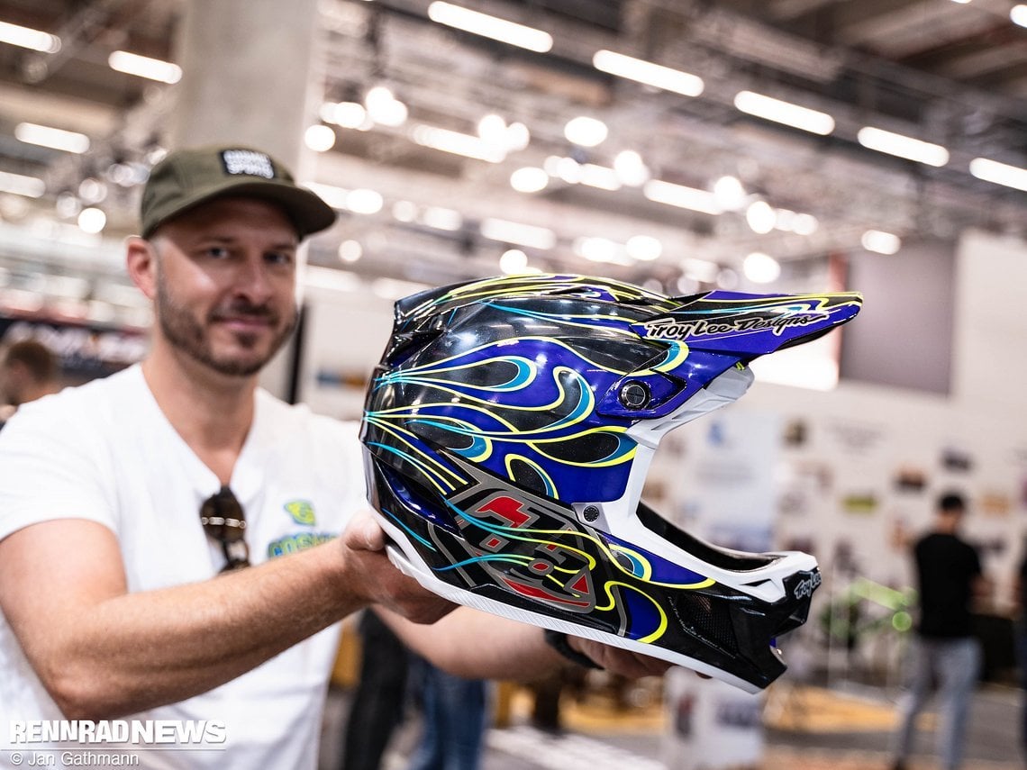 Der Helm ist nicht neu, wohl aber die Lackierung – hierfür wendet Troy Lee Designs eine neue Technik an, die ihr auf der Eurobike unter die Lupe nehmen könnt.