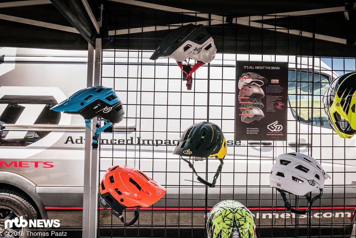 Der Helm ist in sechs verschiedenen Farbkombinationen verfügbar