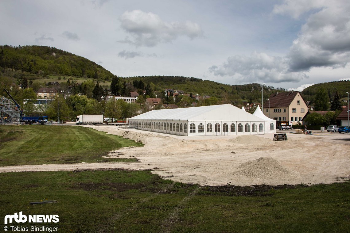 Das Festzelt steht