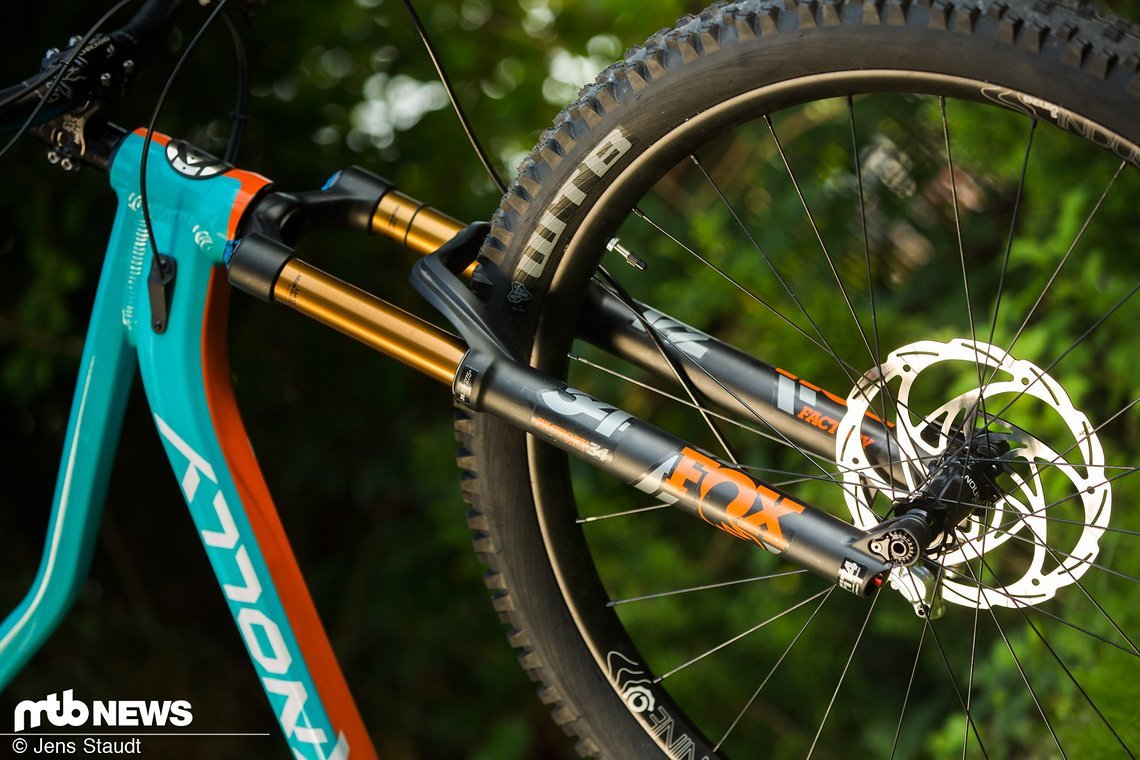 An der Front kommt die Fox 34 Factory aus dem aktuellen Trail-Federgabel-Test zum Einsatz.