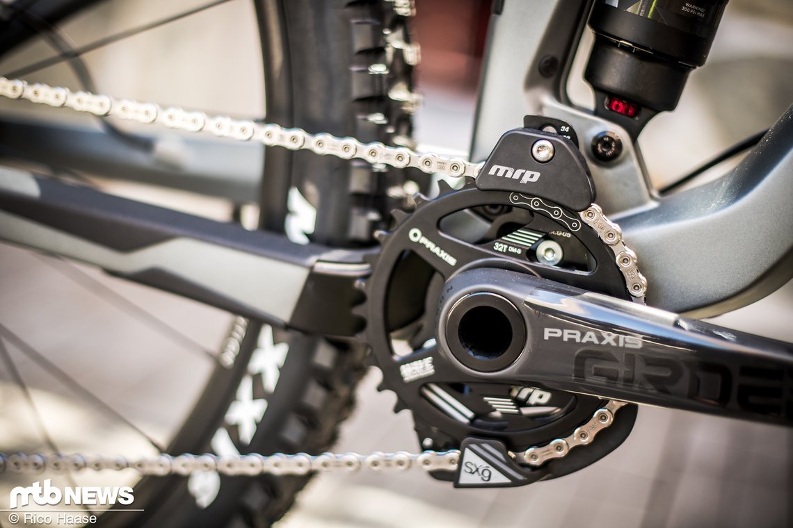Dank Carbon-Kurbel und Kettenführung samt Bashguard ist man mit dem Stereo 150 C:68 TM für den harten Enduro-Einsatz gewappnet.
